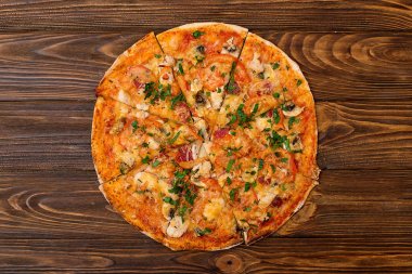 Lezzetli İtalyan pizza ahşap bir masa üzerinde. Üstten Görünüm. Kopya alanı.