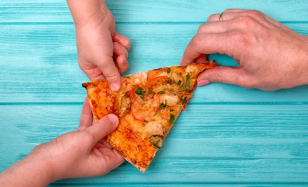Ruce Chtějí Vzít Poslední Kousek Pizzy Tabulky — Stock fotografie