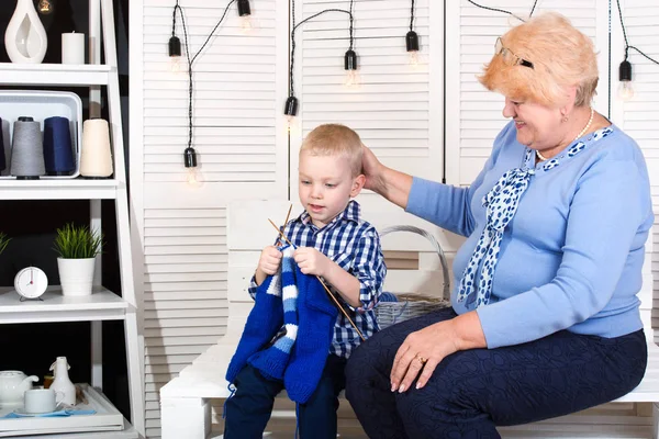 Niño Pequeño Teje Suéter Junto Con Amada Abuela — Foto de Stock