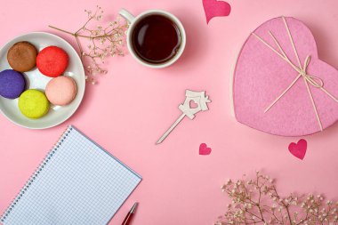 Renkli tatlı macaroons ve bir fincan çay. Lezzetli kahvaltı. Kağıt romantik hikayeler için.