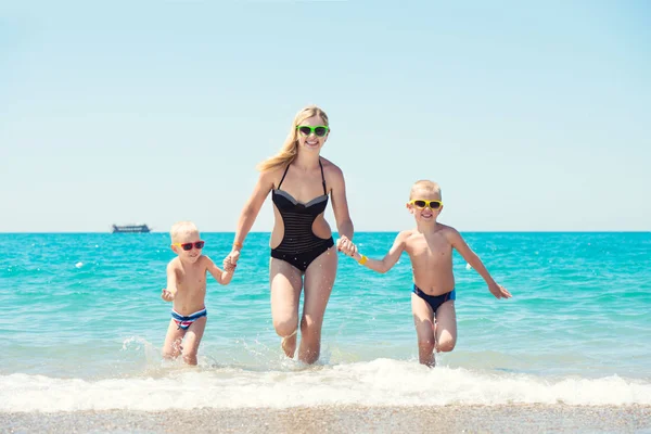 Mooie Moeder Twee Mooie Zoon Bedrijf Handen Uitgevoerd Golven Leuk — Stockfoto