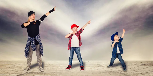 Anne ve iki oğlu dans hip-hop. Kentsel yaşam tarzı. Hip-hop üretimi.