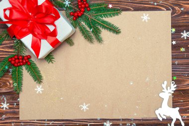 Noel arka plan. Xmas şenlikli kartı. Üstten görünüm. Kraft kağıt, tatilden selamlar. Yeni yıl, tatil kavramı.