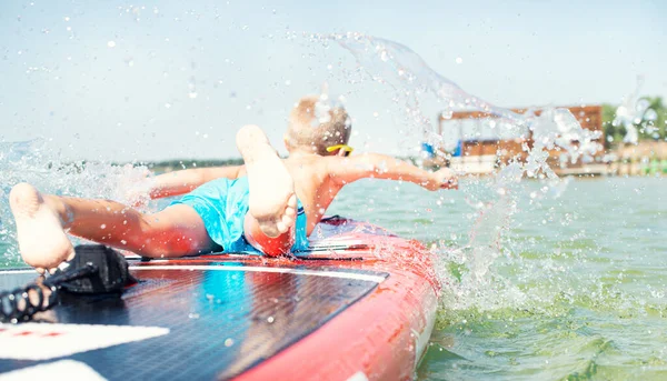 Chłopiec Pływanie Stand Paddle Board Water Sportowe Aktywny Styl Życia — Zdjęcie stockowe