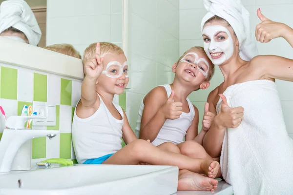 Mutter Und Kinder Basteln Morgens Eine Gesichtsmaske Die Jungs Scherzen — Stockfoto