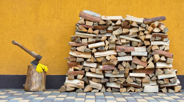 Przygotowanie Drewna Opałowego Zimę Drewniane Tło Tło Suchego Rąbanego Drewna — Zdjęcie stockowe
