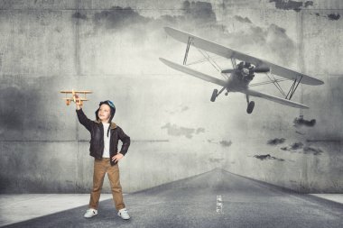 Uçakta seyahat hayalleri kuran çocuk pilot.