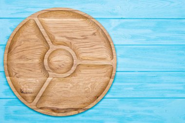 Ahşap zemin üzerinde ahşap plaka.