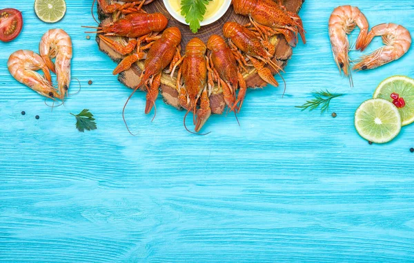 Boiled Red Crayfish Cold Beer Crayfish Blue Background — Stock Photo, Image