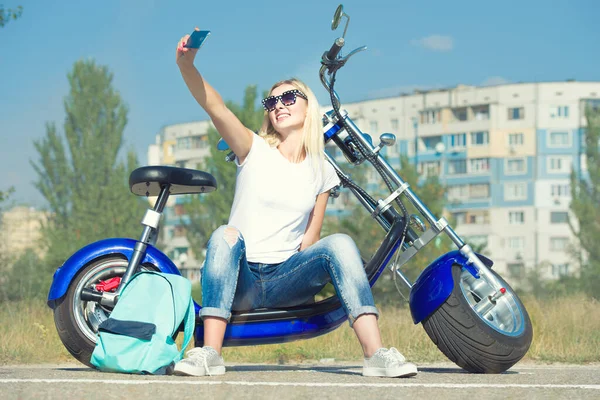 Dziewczyna Motocyklista Siedzi Motocyklu Sfotografowany Odpręż Się Podróży — Zdjęcie stockowe