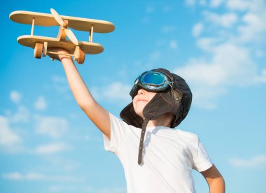 Gün batımında doğada yaz aylarında seyahat uçak hayalleri ile çocuk pilot pilot