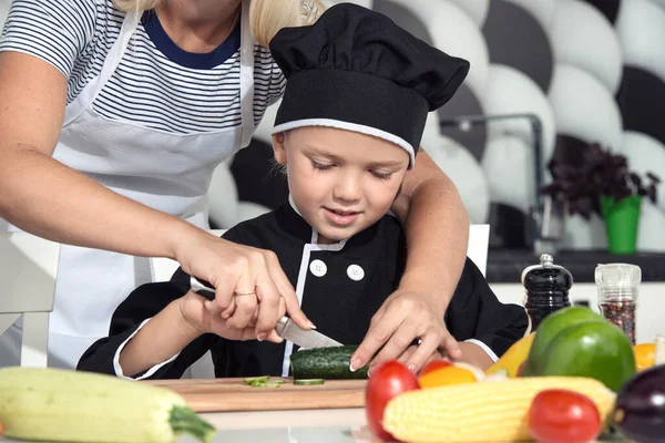 Family Cooks Healthy Eating Mother Children Prepares Vegetable Salad Kitchen — Stock Photo, Image