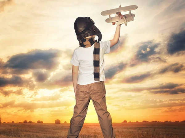 Παιδιά Πιλοτικό Αεροπόρος Αεροπλάνο Όνειρα Ταξιδεύετε Καλοκαίρι Φύσης Στο Ηλιοβασίλεμα — Φωτογραφία Αρχείου