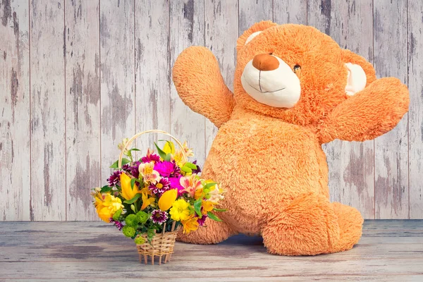 Nagy Teddy Maci Egy Kosár Tavaszi Virággal — Stock Fotó
