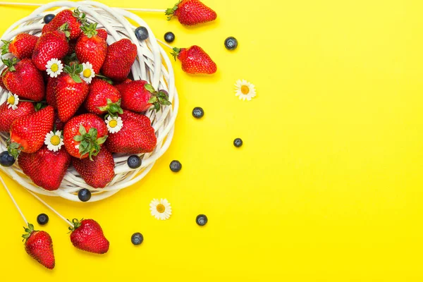 Reife Saftige Erdbeeren Einem Weidenkorb Und Blaubeeren Auf Farbigem Hintergrund — Stockfoto