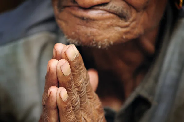 Old Buddhist hands praying — Stock Photo, Image