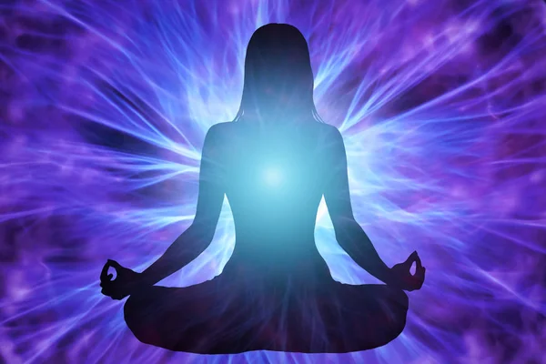Menselijke silhouet in de houding van de yoga en meditatie — Stockfoto
