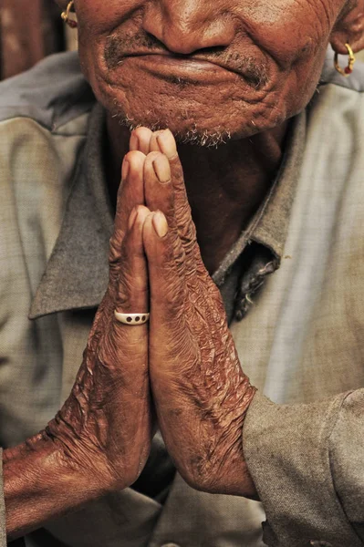 Ancião budista cumprimentar viajantes — Fotografia de Stock