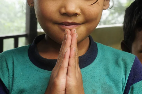 Nepáli lányok tipikus buddhista üdvözlés — Stock Fotó