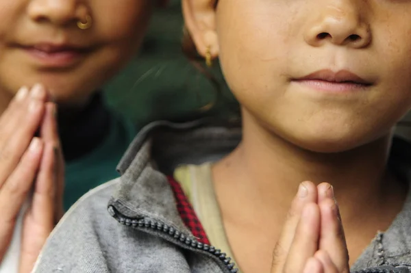 Meninas nepalesas com saudação budista típica — Fotografia de Stock