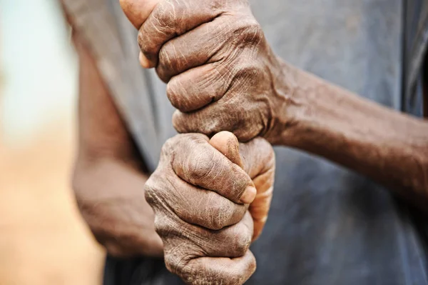 Wrinkled hands of African elder — Stock Photo, Image