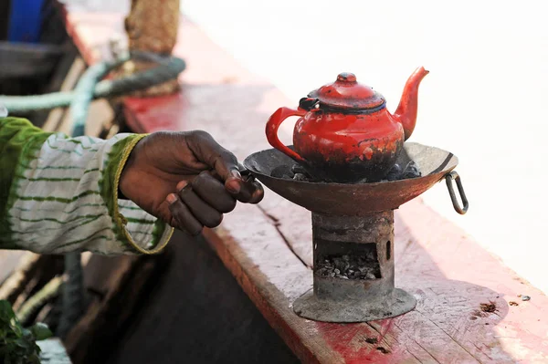 Água de aquecimento para chá dentro do barco — Fotografia de Stock