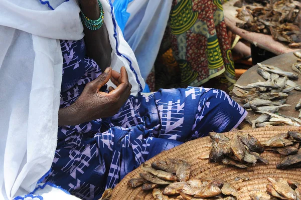 아프리카 시장에서 건된 어 물 판매 — 스톡 사진