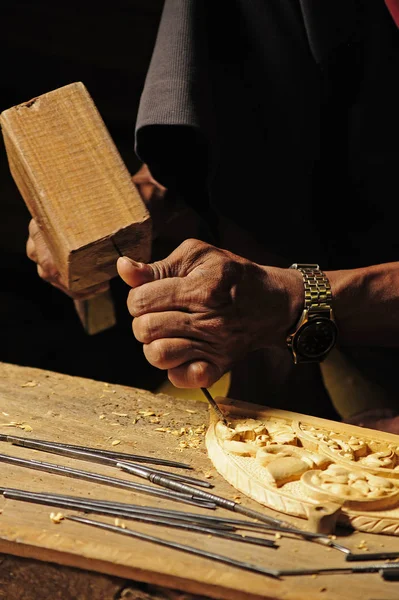 Artigiano che lavora il legno — Foto Stock