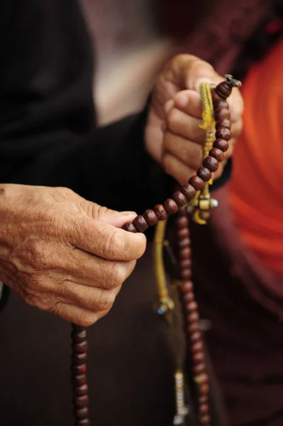 Χέρια του βουδιστές προσεύχονται στο ναό — Φωτογραφία Αρχείου