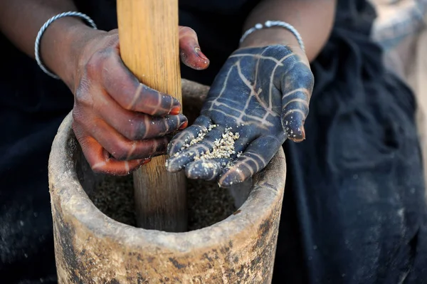 Les mains de la femme touareg tatoué henné — Photo