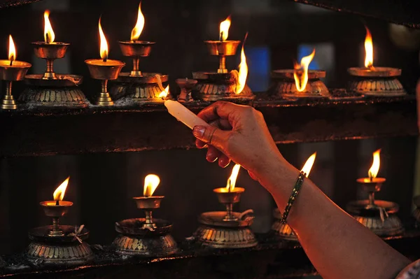 Les mains du bouddhiste priant dans le temple — Photo