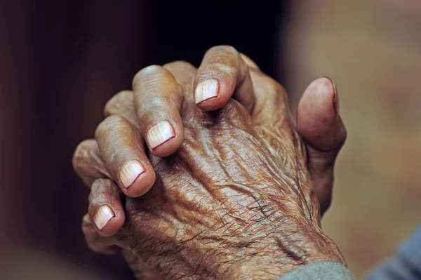 Mãos de budistas orando no templo — Fotografia de Stock