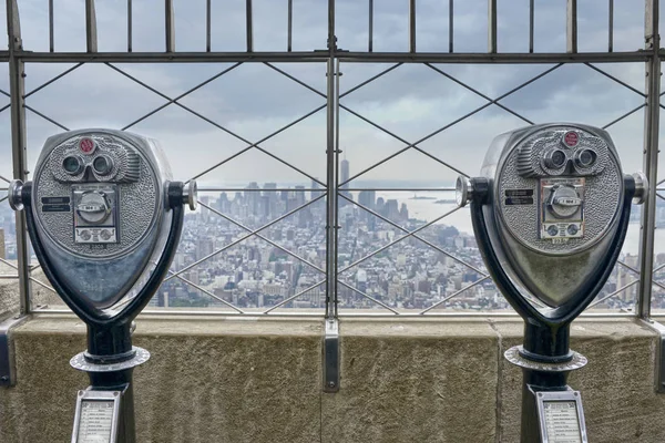 Op zoek naar gebouwen in New York van Empire State Building — Stockfoto