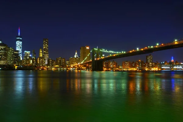 Ночь на Манхэттене из Бруклина — стоковое фото