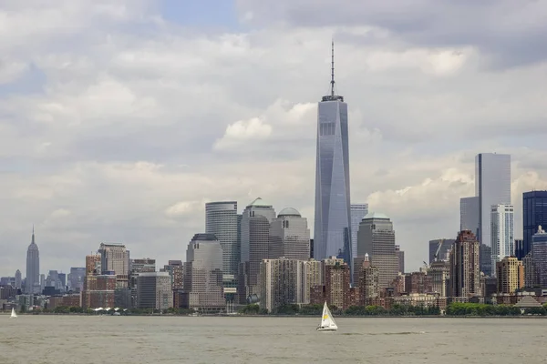 Uitzichten Manhattan skyline van Liberty standbeeld — Stockfoto