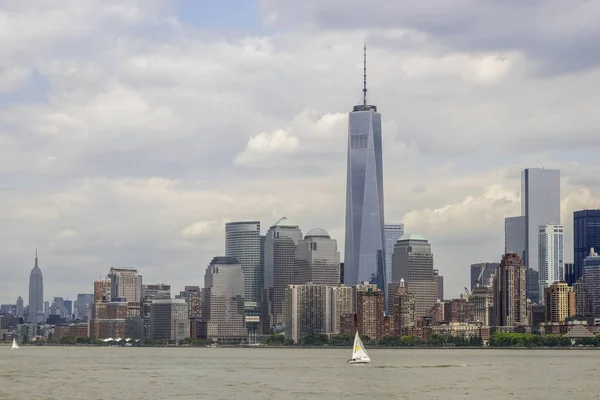 Özgürlük heykeli Wiews Manhattan manzarası — Stok fotoğraf