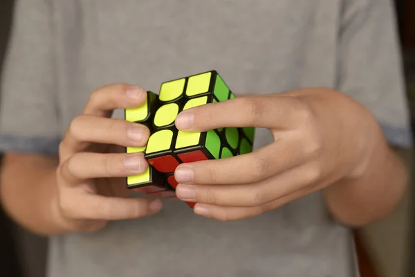 Rubik küpü ile el — Stok fotoğraf