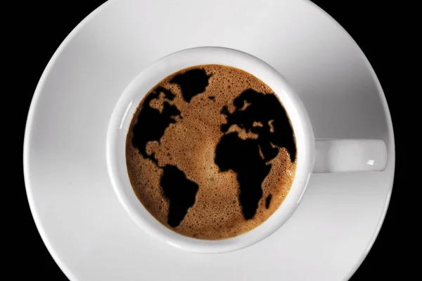 Xícara de café com mapa mundi em seu creme — Fotografia de Stock