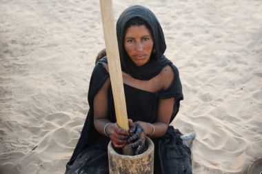 Darı taşlama Tuareg kadın 
