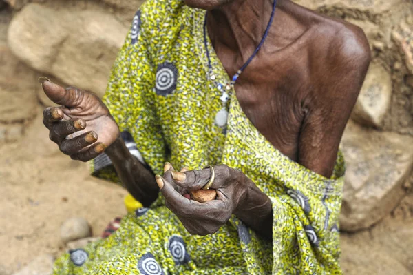 Dogon 부족의 늙은 여자 손 — 스톡 사진