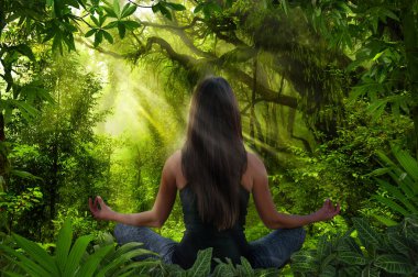 Yoga ve meditasyon yapıyor kadın