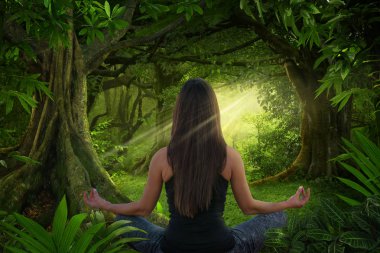 Yoga ve meditasyon yapıyor kadın