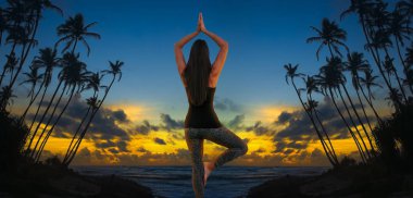Yoga ve meditasyon yapıyor kadın