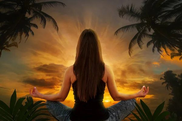 Yoga ve meditasyon yapıyor kadın