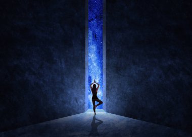Yoga ve meditasyon yapıyor kadın