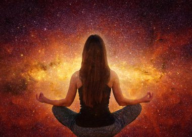 Yoga ve meditasyon yapıyor kadın