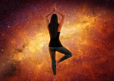 Yoga ve meditasyon yapıyor kadın
