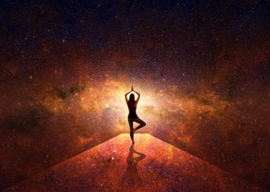 Yoga ve meditasyon yapıyor kadın