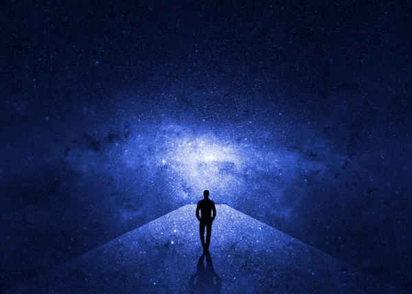 Людина Йде Крізь Всесвіт — стокове фото
