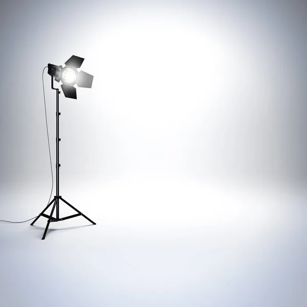 Weiße leere Fotostudio mit professioneller Taschenlampe. Stockbild